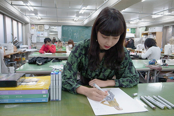 ファッションデザイン画を描いている織田ファッション専門学校の学生