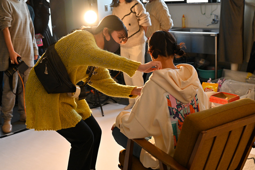 織田ファッション専門学校_スタイリスト科の学生が撮影モデルをフォローする様子