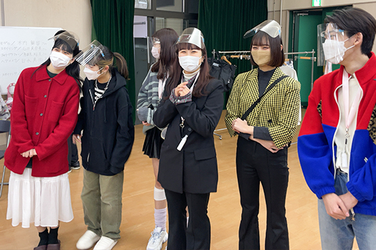織田ファッション専門学校_フェイスシールドを着けて撮影の補助をする学生たち