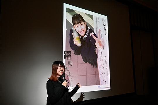 織田ファッション専門_スタイリングした銀賞受賞のポスターをプレゼンする学生