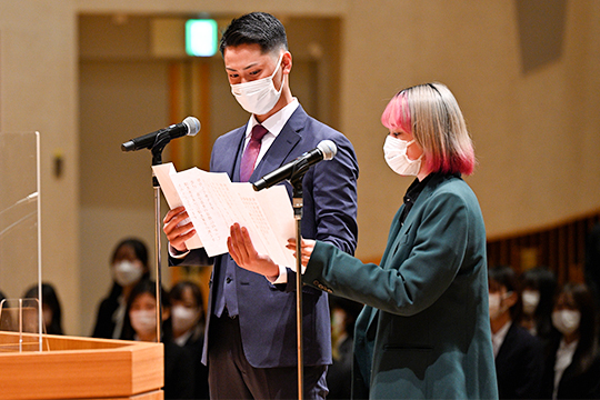 織田ファッション専門学校の入学式、壇上で誓いの言葉を宣誓する新入生