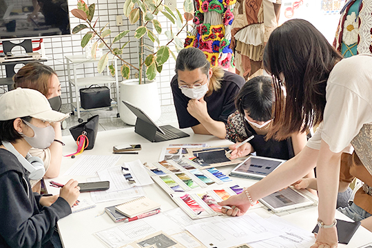 織田ファッション専門学校_パターンオーダーの企画について話し合う学生たち