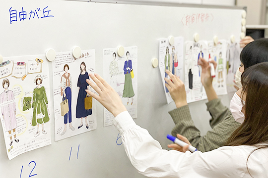 織田ファッション専門学校_パターンオーダーの企画をプレゼンをする学生とレクチャーする教員