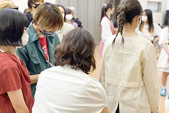 織田ファッション専門学校_パターンオーダーの商品を仮布でトワル組みをし調整する学生