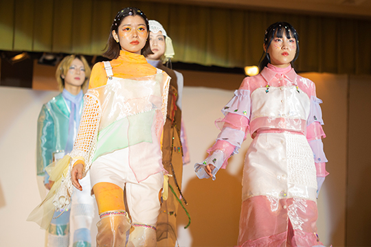 織田ファッション専門学校_高校生ファッションデザインコンテストの発表ショーの様子