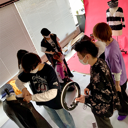 織田ファッション専門学校のファッションビジネス科の授業で写真撮影の準備をしている学生たち
