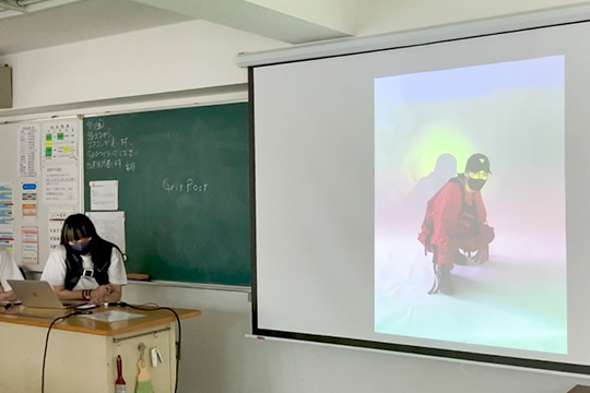 織田ファッション専門学校のファッションビジネス科の授業で撮影した写真を解説している先生