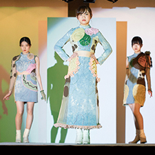 織田ファッション専門学校のファッションショーで水色の衣装を着てランウェイを歩く学生たち
