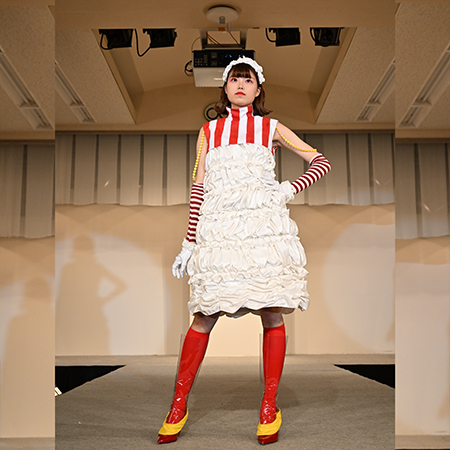 織田ファッション専門学校のオープンキャンパスのファッションショーで発表されたグランプリ受賞作品