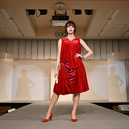 織田ファッション専門学校のオープンキャンパスのファッションショーで発表された準グランプリ受賞作品