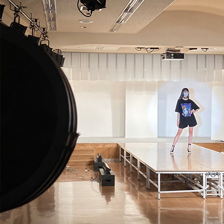 織田ファッション専門学校のオープンキャンパスのファッションショーの練習をする学生