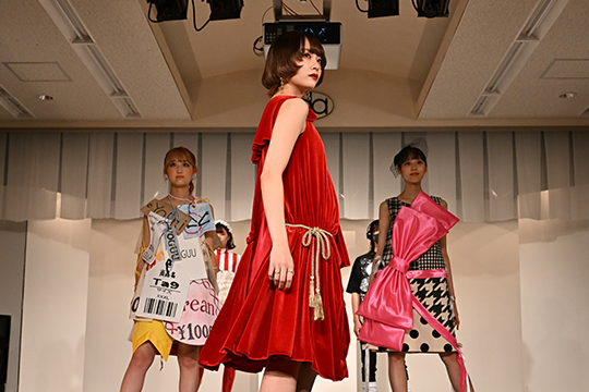 織田ファッション専門学校のオープンキャンパスのファッションショーでランウェイを歩く学生たち