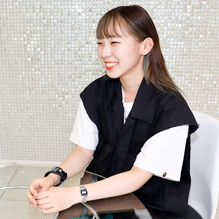 笑顔でインタビューに応えるコーデの織田ファッション専門学校ファッションビジネス科の学生
