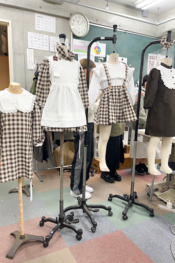 織田ファッション専門学校のファッションデザイン科とファッションテクニカル科の学生が製作した白と黒のこども服