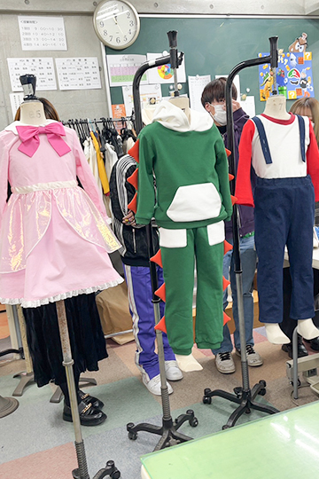織田ファッション専門学校のファッションデザイン科とファッションテクニカル科の学生が製作したカラフルなこども服