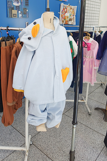 織田ファッション専門学校のファッションデザイン科とファッションテクニカル科の学生が製作したペンギンを模したこども服