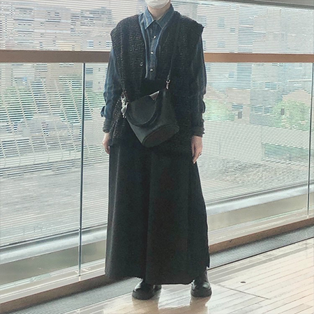 古着で美術館を訪れる織田ファッション専門学校のファッションテクニカル科の学生