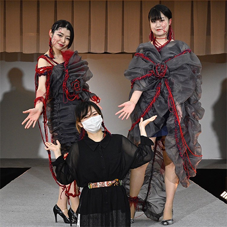 織田ファッション専門学校のファッションテクニカル科の学生たちのファッションショー後の集合写真
