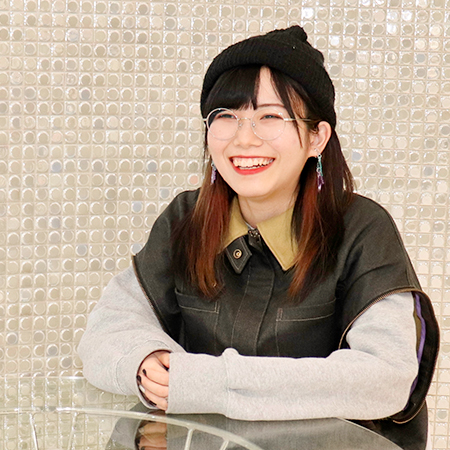 笑顔で将来を語る織田ファッション専門学校ファッションテクニカル科の学生