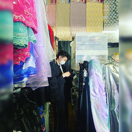 生地屋を訪れる織田ファッション専門学校のファッションビジネス科の学生