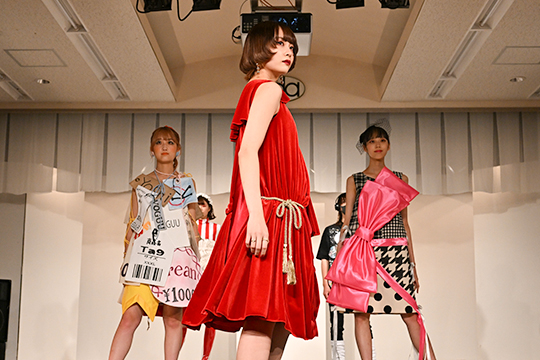 織田ファッション専門学校の学生たちが製作した高校生ファッションデザインコンテストの実物作品