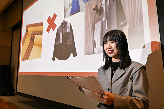 秋田とSDGsをテーマにプレゼンする織田ファッション専門学校のファッションビジネス科を卒業した学生