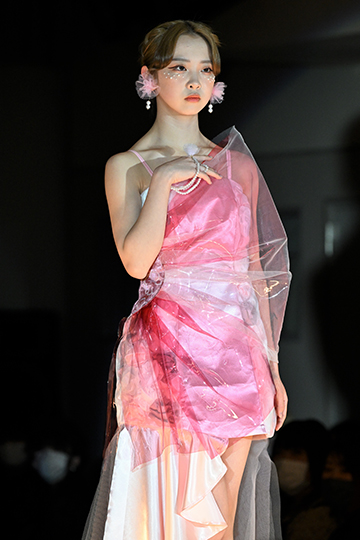 ピンクの作品を着てランウェイを歩く織田ファッション専門学校ファッションデザイン科学生