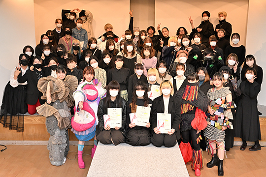 織田ファッション専門学校ファッションデザイン科学生のファッションショー後の集合写真