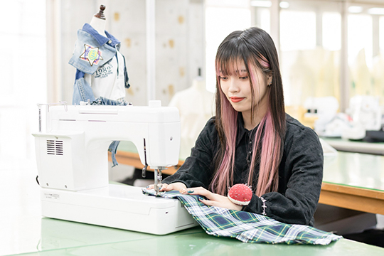 デザインした服を縫製する織田ファッション専門学校ファッションデザイン科の学生