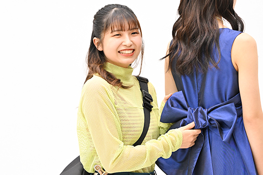織田ファッション専門学校_スタイリングをする学生