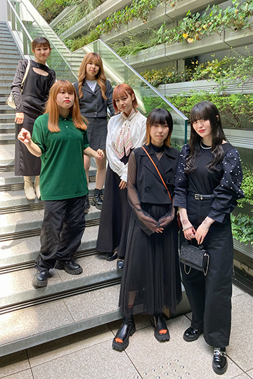 ウォークラリーに出掛ける織田ファッション専門学校ファッションデザイン科の学生たち