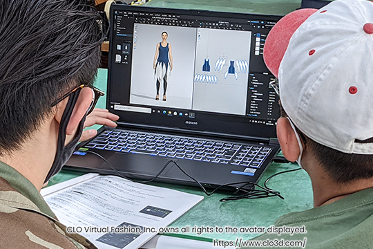織田ファッション専門学校_ファッション3D CADを操作する学生と指導する教員