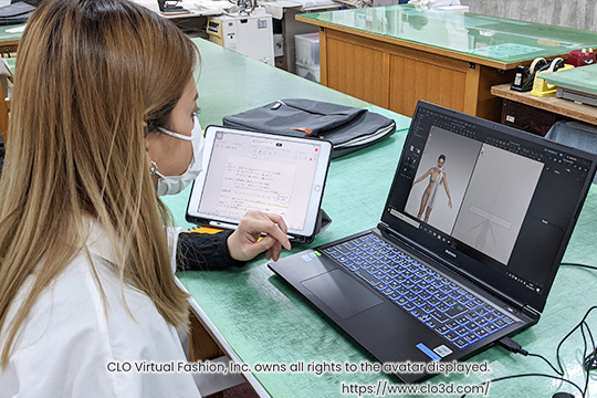 織田ファッション専門学校_ファッション3D CAD「CLO」を操作する学生