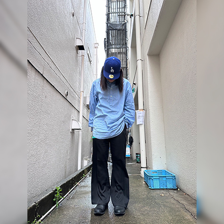 織田ファッション専門学校のファッションビジネス科の学生の雨の日を意識したブルーコーディネートスナップ