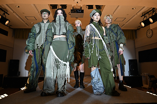 織田ファッション専門学校ファッションデザイン科の学生たちがデザインおよび製作したグリーンの作品