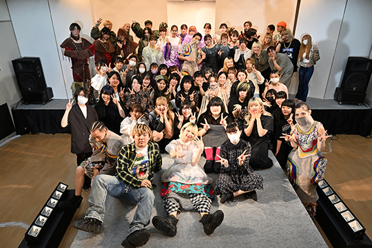 織田ファッション専門学校ファッションデザイン科の学生たちの集合写真