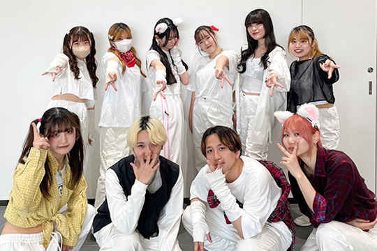 ダンスクラブで活動する教員と織田ファッション専門学校ファッションデザイン科の学生たち