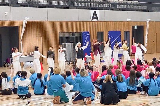 織田ファッション専門学校ファッションデザイン科の学生たちによるダンスクラブの演技の様子