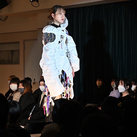 織田ファッション専門学校のファッションデザイン科の学生が作ったギャザー付きスカート