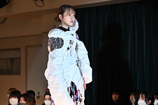 織田ファッション専門学校のファッションデザイン科の学生が作ったギャザー付きスカート