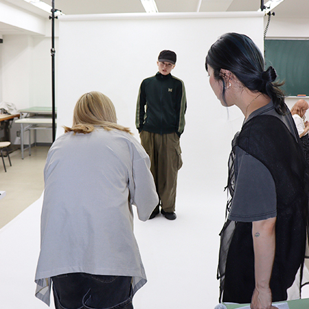 撮影に挑戦する織田ファッション専門学校ファッションビジネス科の学生たち