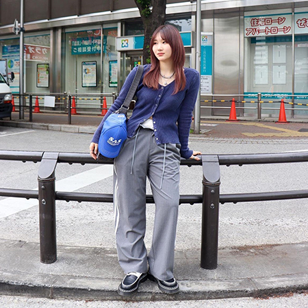 街でスナップを撮る織田ファッション専門学校ファッションビジネス科の学生