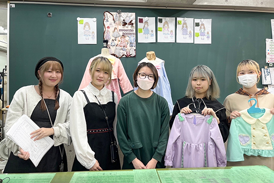 子ども服を製作した織田ファッション専門学校ファッションデザイン科の学生たち
