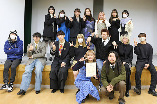 織田ファッション専門学校ファッションビジネス科の学生たちの集合写真