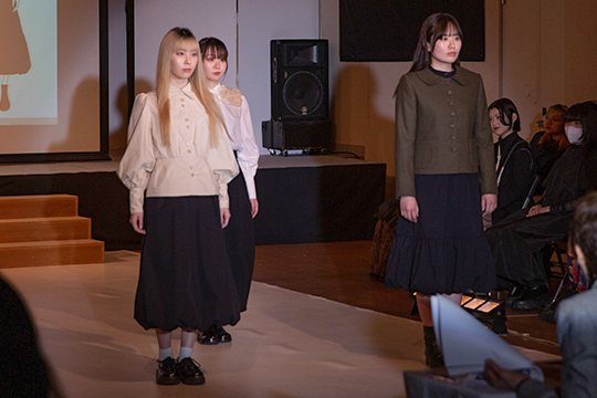 織田ファッション専門学校ファッションデザイン科の学生が製作した3ルックの衣装を着たモデルたち