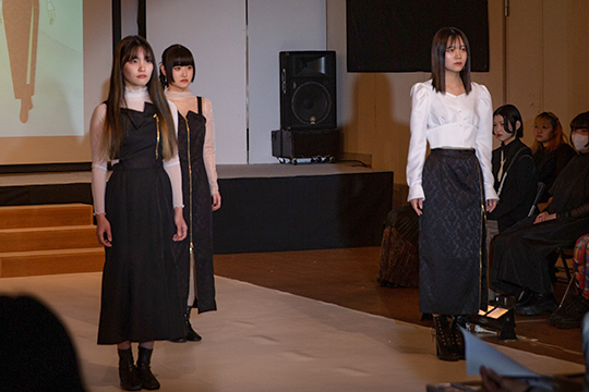 織田ファッション専門学校ファッションデザイン科の学生が企画したオリジナルブランドの衣装を着るモデルたち