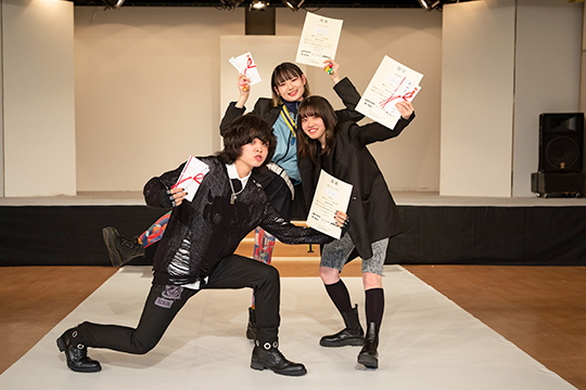 受賞した織田ファッション専門学校ファッションデザイン科の学生たちの記念写真
