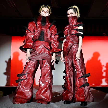 織田ファッション専門学校のファッションデザイン科学生が製作した変化がテーマのファッション