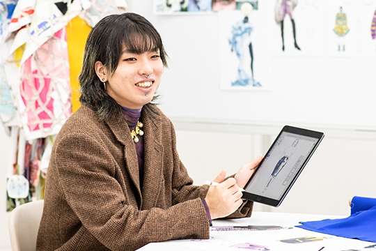 iPadでデザイン画を描く織田ファッション専門学校ファッションデザイン科学生