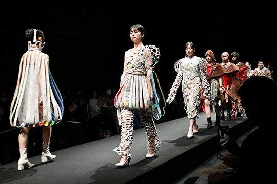 織田ファッション専門学校ファッションデザイン科学生が製作した衣装でファッションショーに出演するモデルたち